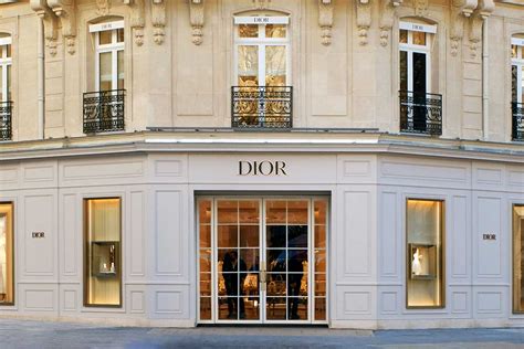 dior montaigne paris.